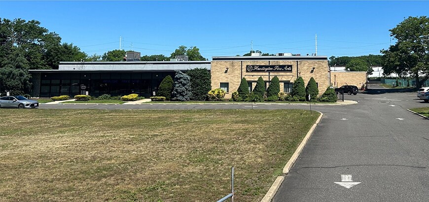 266 Pulaski Rd, Greenlawn, NY à louer - Photo de l’immeuble – Image 2 sur 5
