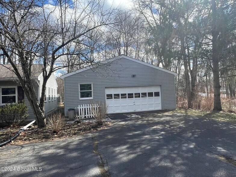 1612 Crescent Rd, Clifton Park, NY à vendre - Photo de l’immeuble – Image 3 sur 37