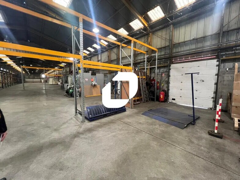 Local d’activités dans Douvrin à louer - Photo de l’immeuble – Image 2 sur 10