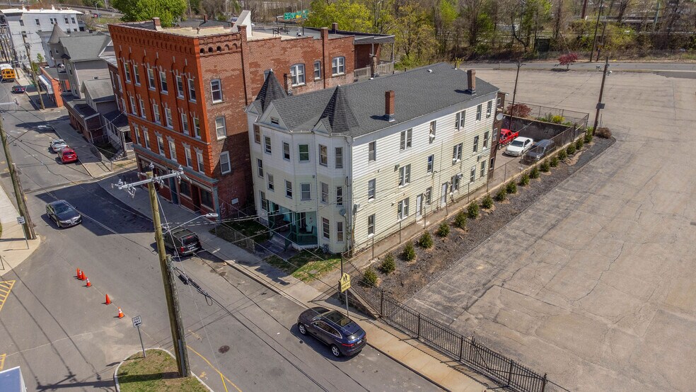 995 Bank St, Waterbury, CT à vendre - Photo de l’immeuble – Image 3 sur 6