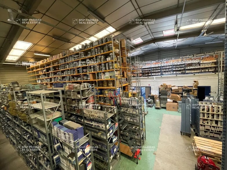 Local d’activités dans Morangis à louer - Photo de l’immeuble – Image 3 sur 5