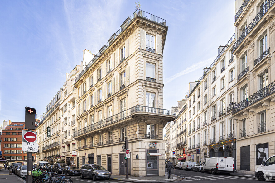 Immeuble residentiel dans Paris à vendre - Photo principale – Image 1 sur 4