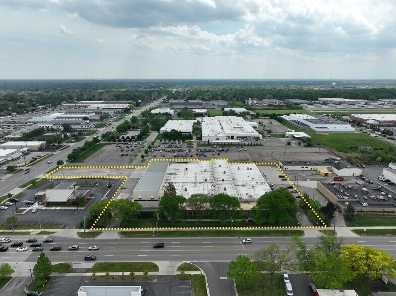 1625 W Maple Rd, Troy, MI à louer - Photo de l’immeuble – Image 2 sur 2