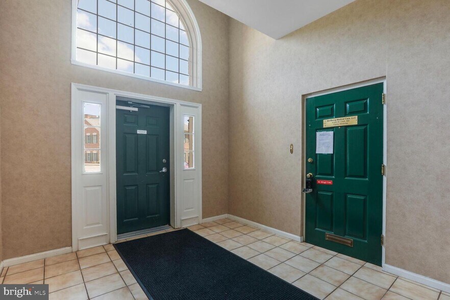 5018 Dorsey Hall Dr, Ellicott City, MD à vendre - Hall d’entrée – Image 2 sur 16