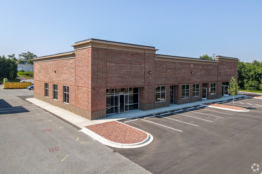 123 Poplar Pointe Dr, Mooresville, NC à louer - Photo principale – Image 1 sur 39