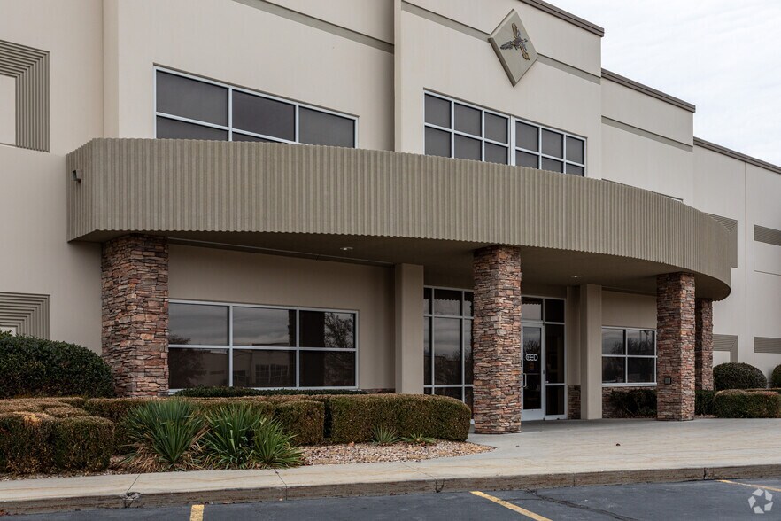 9875 S 500 W, Sandy, UT à louer - Photo de l’immeuble – Image 2 sur 6