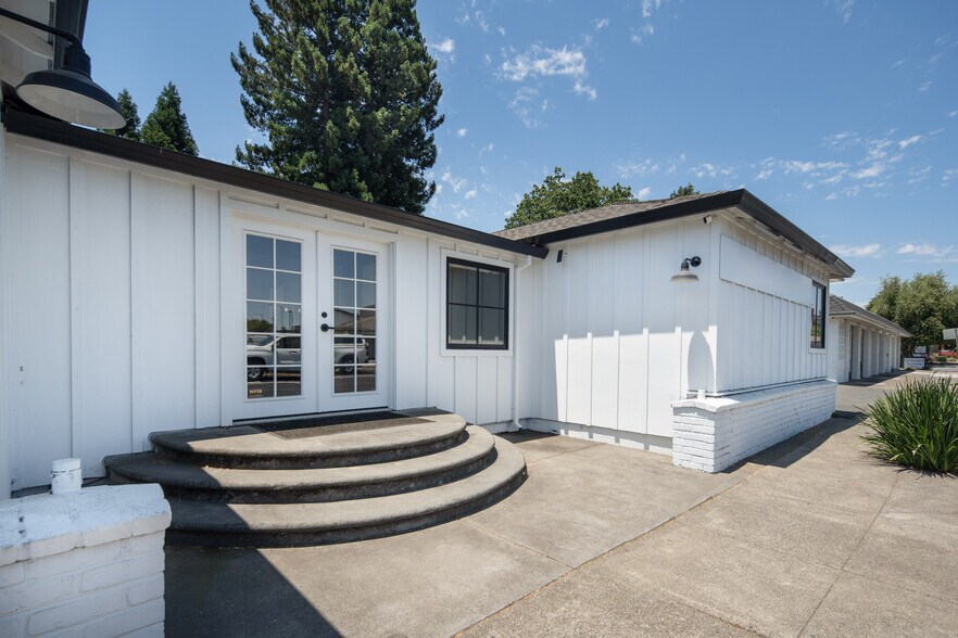 555 Farmers Ln, Santa Rosa, CA à louer - Photo de l’immeuble – Image 1 sur 16