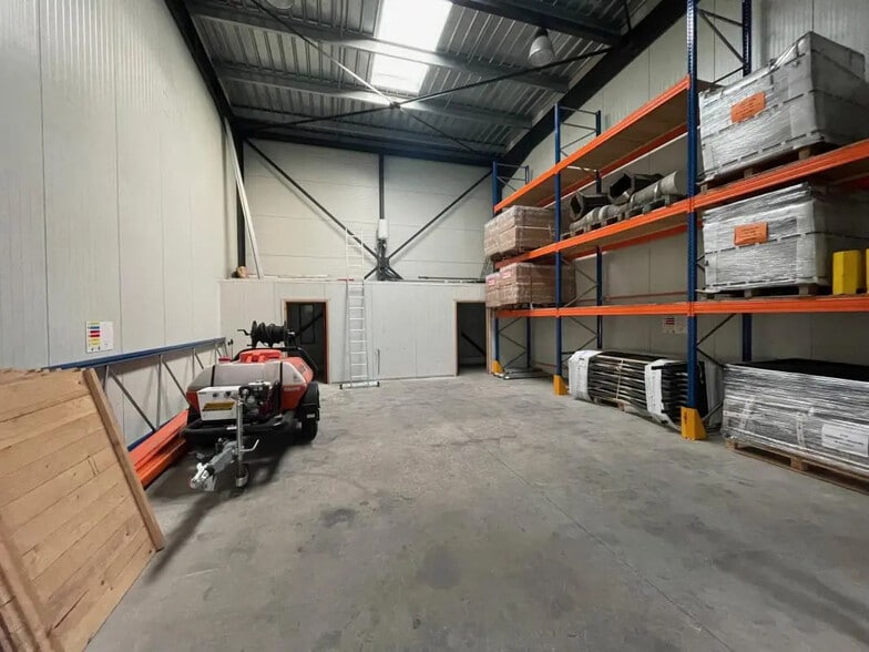 Local d'activités dans Val-de-Reuil à vendre - Photo de l’immeuble – Image 2 sur 3