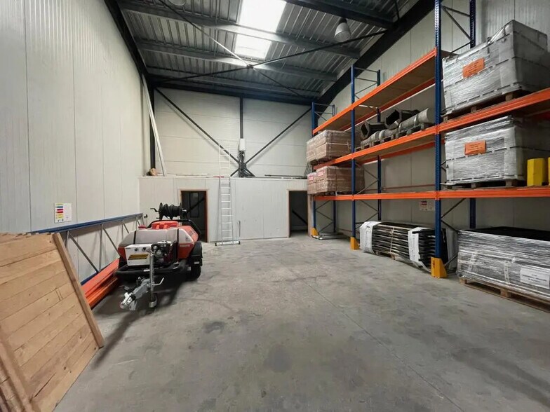 Local d'activités dans Val-de-Reuil à vendre - Photo intérieure – Image 2 sur 3