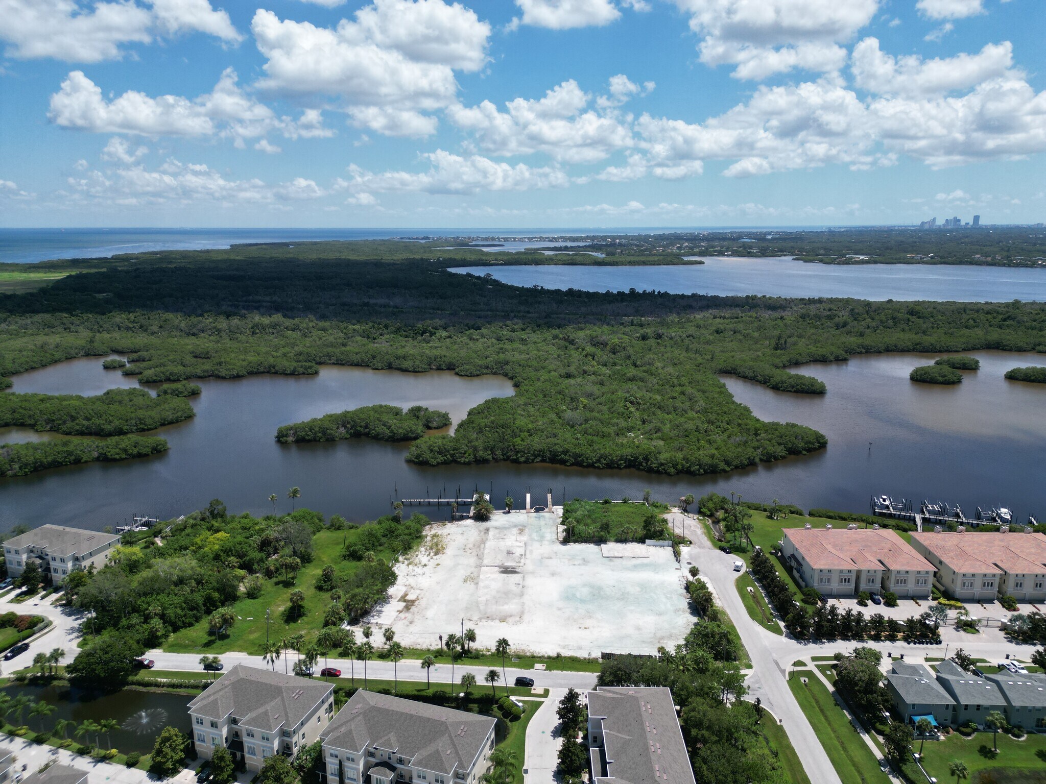 10121 Snug Harbor Rd NE, Saint Petersburg, FL à vendre Photo principale– Image 1 sur 7