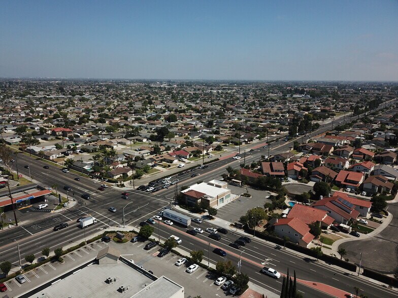 5962 La Palma Ave, La Palma, CA à louer - Photo de l’immeuble – Image 3 sur 8