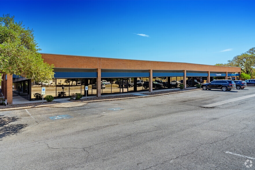 12770 Cimarron Path, San Antonio, TX à louer - Photo de l’immeuble – Image 2 sur 6