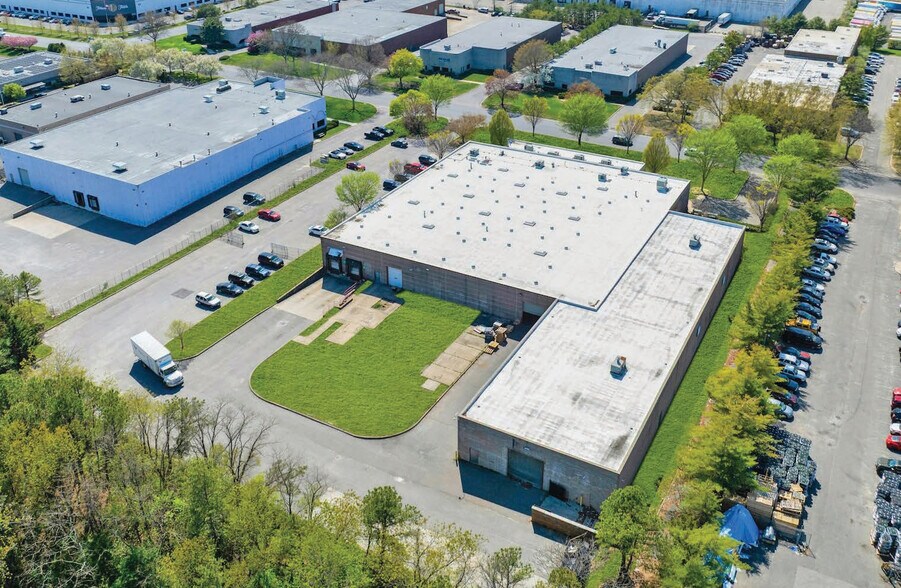 171 Rodeo Dr, Edgewood, NY à vendre - Photo de l’immeuble – Image 3 sur 16