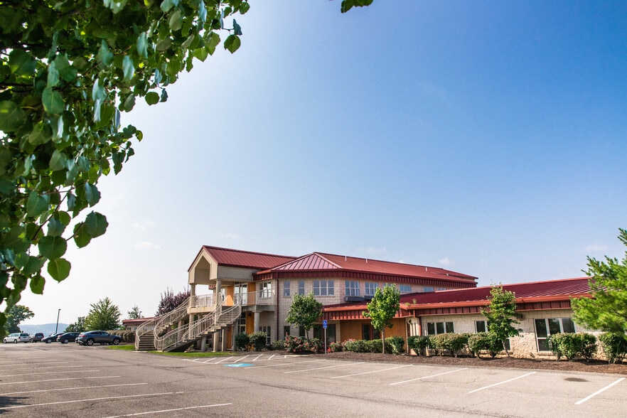 100 Emerson Ln, Bridgeville, PA à louer - Photo de l’immeuble – Image 3 sur 25