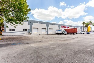 2555 NW 107th Ave, Doral, FL à louer - Photo de l’immeuble – Image 3 sur 3