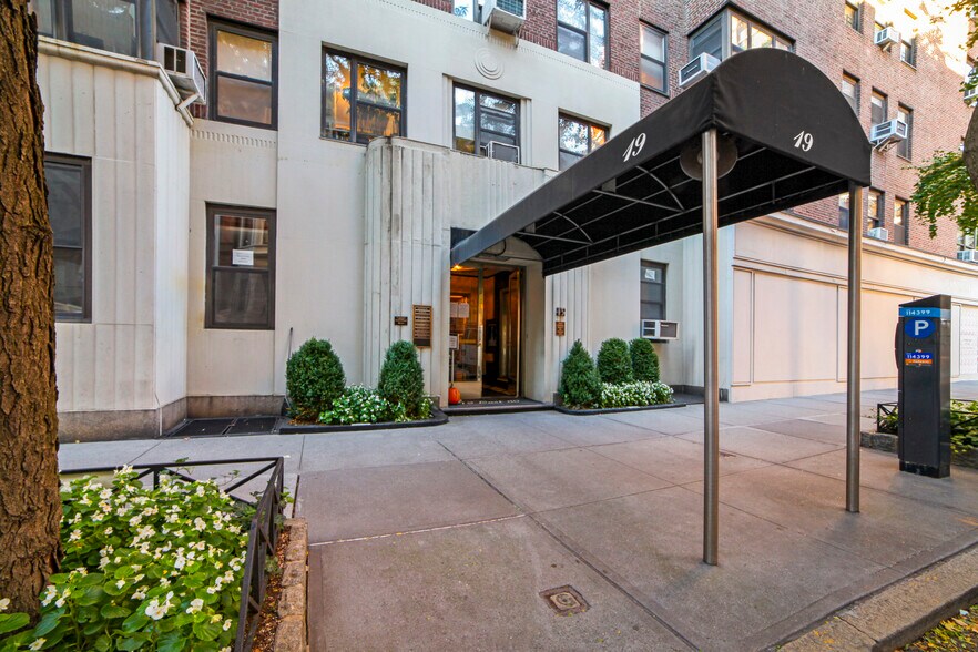 19 E 80th St, New York, NY à louer - Photo de l’immeuble – Image 3 sur 3