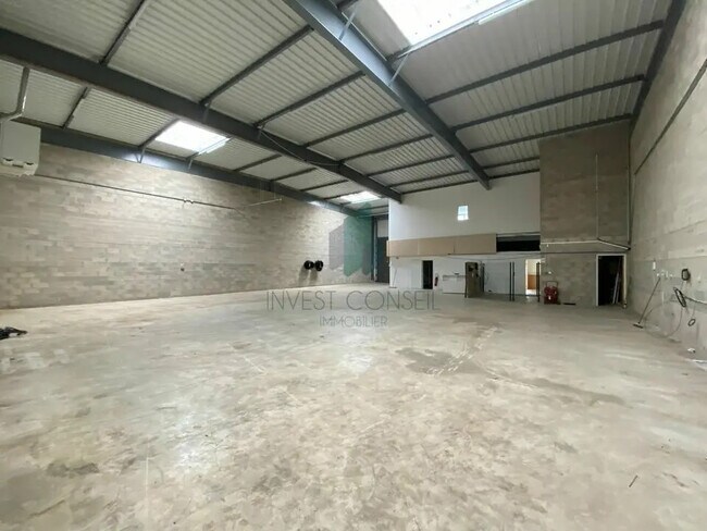 Plus de détails pour Local d'activités à louer