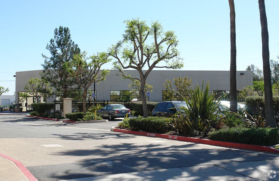 17572 Armstrong Ave, Irvine, CA à vendre - Photo de l’immeuble – Image 3 sur 4