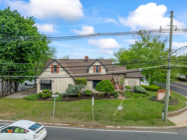 80 Summerhill Rd, East Brunswick, NJ à vendre - Photo de l’immeuble – Image 2 sur 13