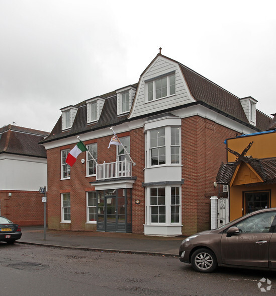 16-18 Warwick Rd, Beaconsfield à louer - Photo de l’immeuble – Image 2 sur 2