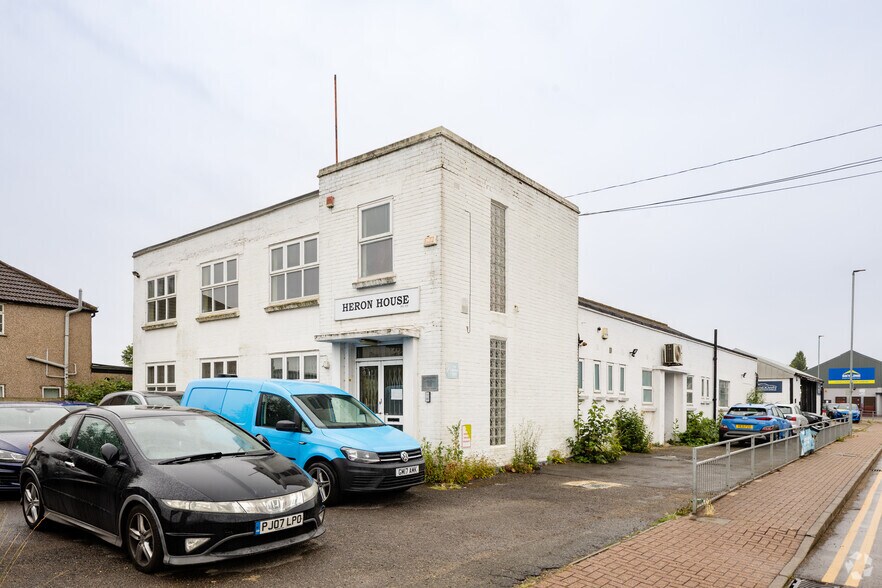 86-88 Hampton Rd W, Feltham à vendre - Photo principale – Image 1 sur 2