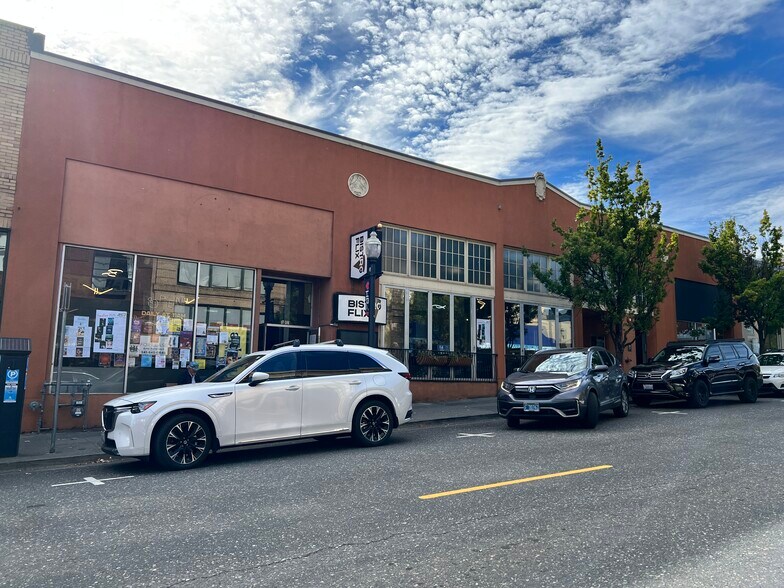 107 Oak St, Hood River, OR à louer - Photo de l’immeuble – Image 2 sur 11