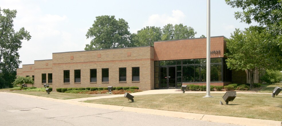 34025 Harper Ave, Clinton Township, MI à louer - Photo principale – Image 1 sur 6