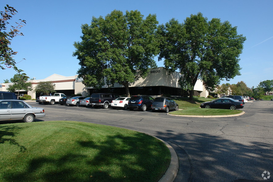 9600 76th St W, Eden Prairie, MN à louer - Photo de l’immeuble – Image 2 sur 4