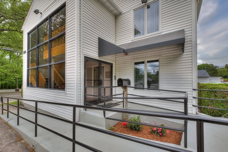 626 Toll Gate Rd, Warwick, RI à louer - Photo de l’immeuble – Image 3 sur 19