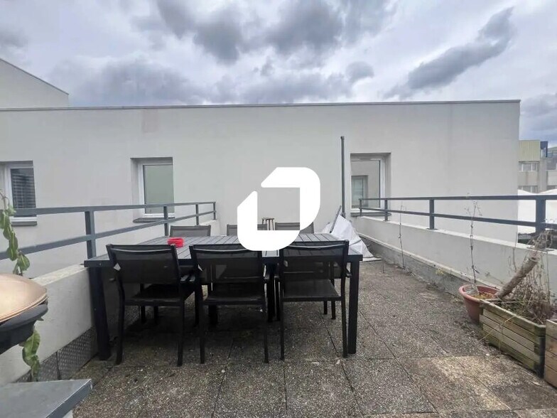 Bureau dans Saint-Denis à louer - Photo de l’immeuble – Image 2 sur 14