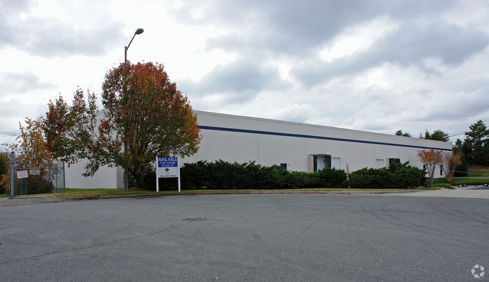 2630 Viceroy Dr, Winston-Salem, NC à louer - Photo principale – Image 1 sur 7