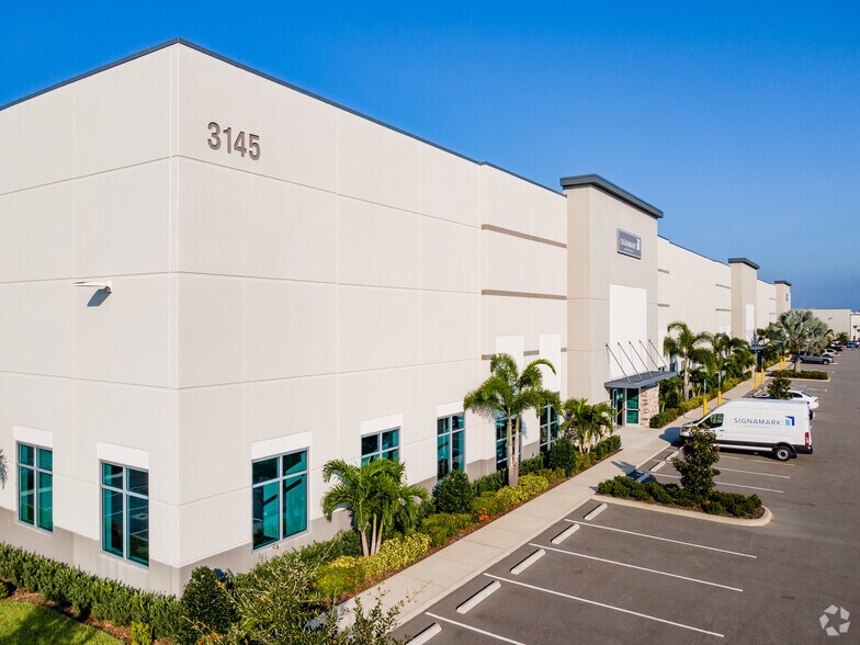 3145 Lakewood Ranch Blvd, Bradenton, FL à louer - Photo principale – Image 1 sur 8