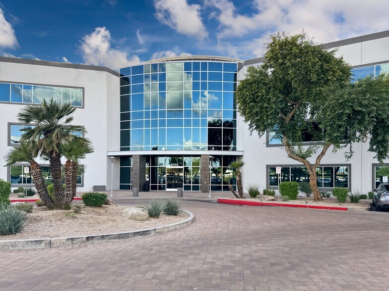 2550 W Union Hills Dr, Phoenix, AZ à louer - Photo de l’immeuble – Image 2 sur 18