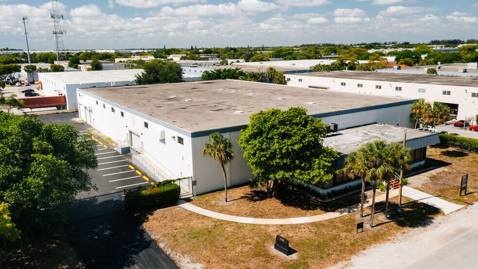 5280 NW 165th St, Hialeah, FL à louer - Photo de l’immeuble – Image 3 sur 15
