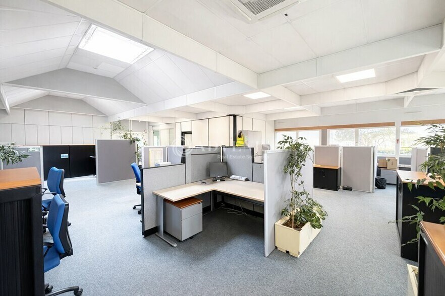 Bureau dans Fleury-les-Aubrais à louer - Photo de l’immeuble – Image 1 sur 5