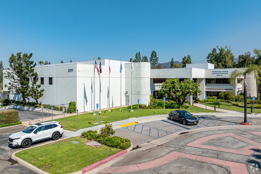 2011 E Financial Way, Glendora, CA à louer - Photo de l’immeuble – Image 1 sur 5