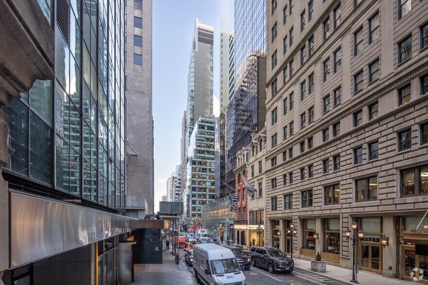 66 E 55th St, New York, NY à louer - Photo de l’immeuble – Image 3 sur 4