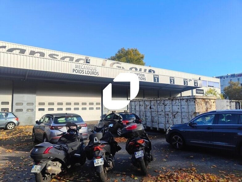 Local d’activités dans Villeneuve-la-Garenne à louer - Photo de l’immeuble – Image 2 sur 6