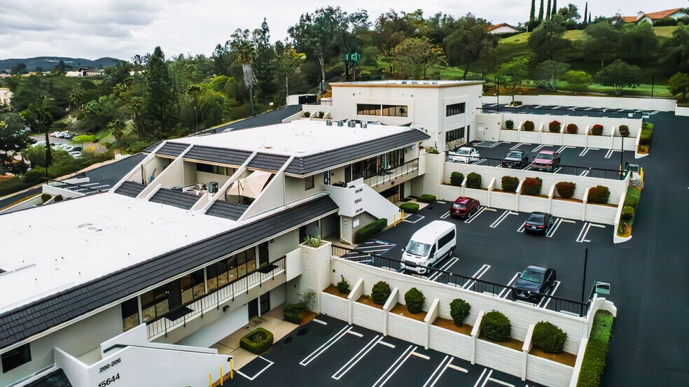 15644 Pomerado Rd, Poway, CA à vendre - Photo de l’immeuble – Image 2 sur 8