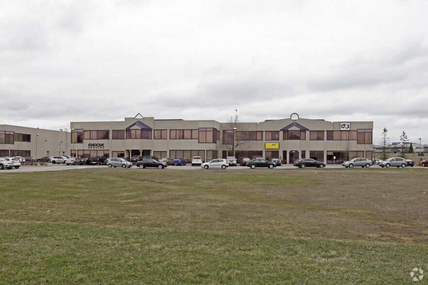 2110-2120 Matheson Blvd E, Mississauga, ON à louer - Photo de l’immeuble – Image 2 sur 3