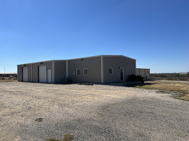 190 Eagle Ford Dr, Pleasanton, TX à louer - Photo de l’immeuble – Image 3 sur 13