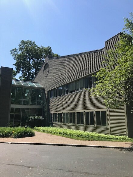 100 Linden Oaks Dr, Rochester, NY à louer - Photo de l’immeuble – Image 1 sur 26