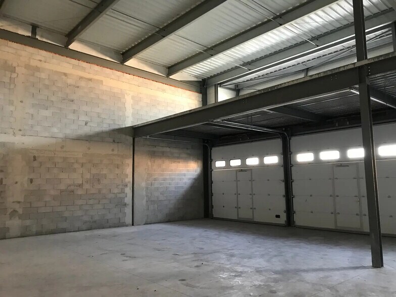 Industriel/Logistique dans ROQUEBRUNE-SUR-ARGENS à vendre - Photo de l’immeuble – Image 1 sur 7