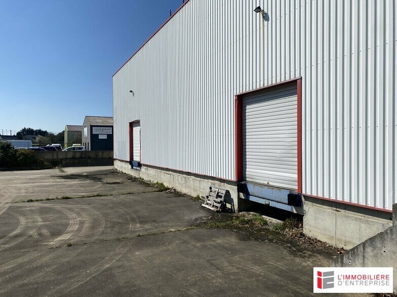 Local d'activités dans Vennes à vendre - Photo de l’immeuble – Image 3 sur 5