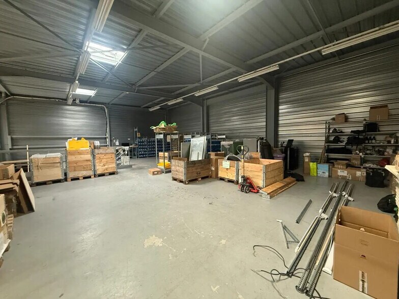 Local d’activités dans Chilly-Mazarin à louer - Photo de l’immeuble – Image 2 sur 8