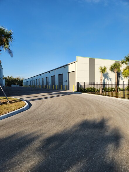 3031 Palm Beach Blvd, Fort Myers, FL à louer - Photo de l’immeuble – Image 2 sur 9