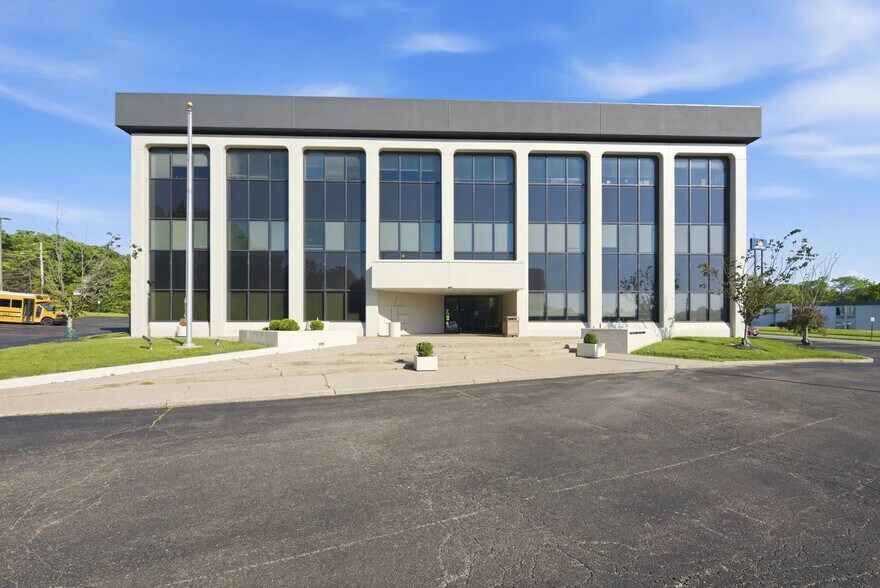 415 Glensprings Dr, Springdale, OH à louer - Photo de l’immeuble – Image 2 sur 24