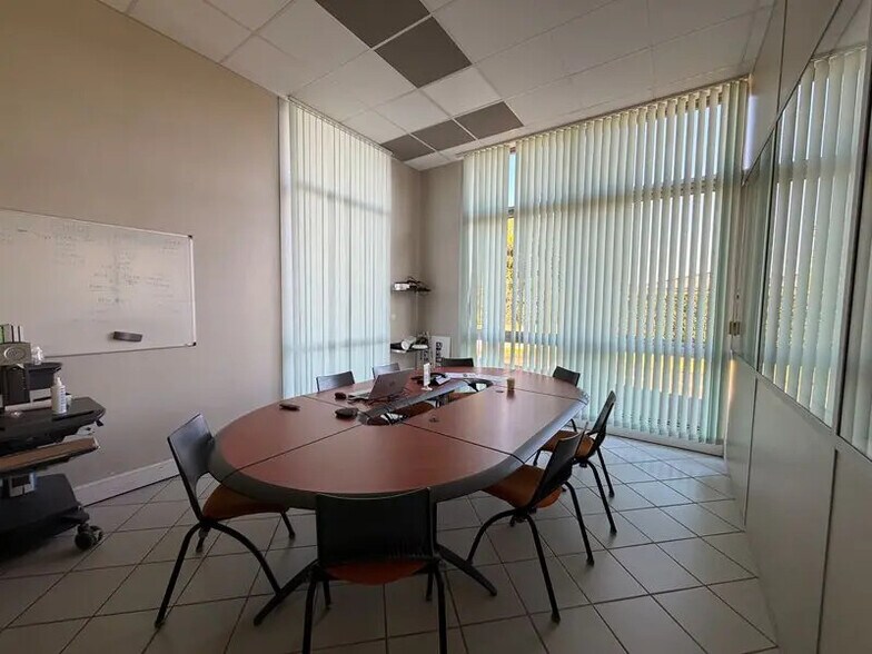 Local d'activités dans Décines-Charpieu à vendre - Photo de l’immeuble – Image 3 sur 12