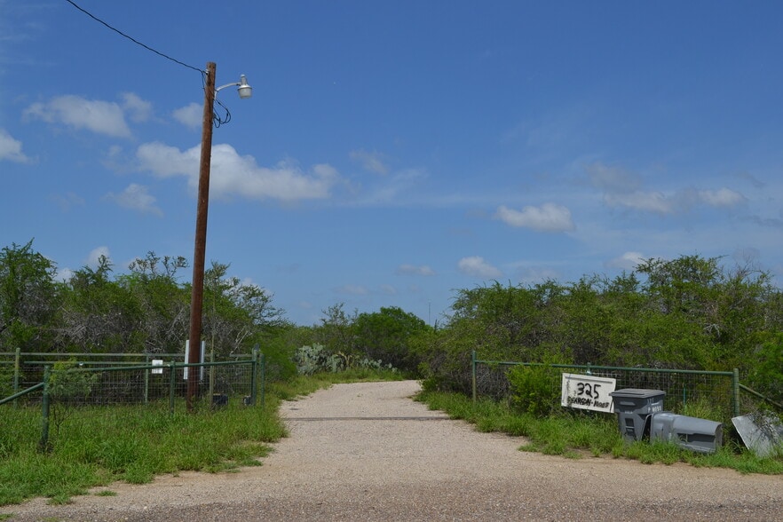 325 Pearson Moss Ln, Laredo, TX à vendre - Photo principale – Image 1 sur 6