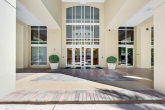 135 San Lorenzo Ave, Coral Gables, FL à louer Photo de l’immeuble– Image 1 sur 15